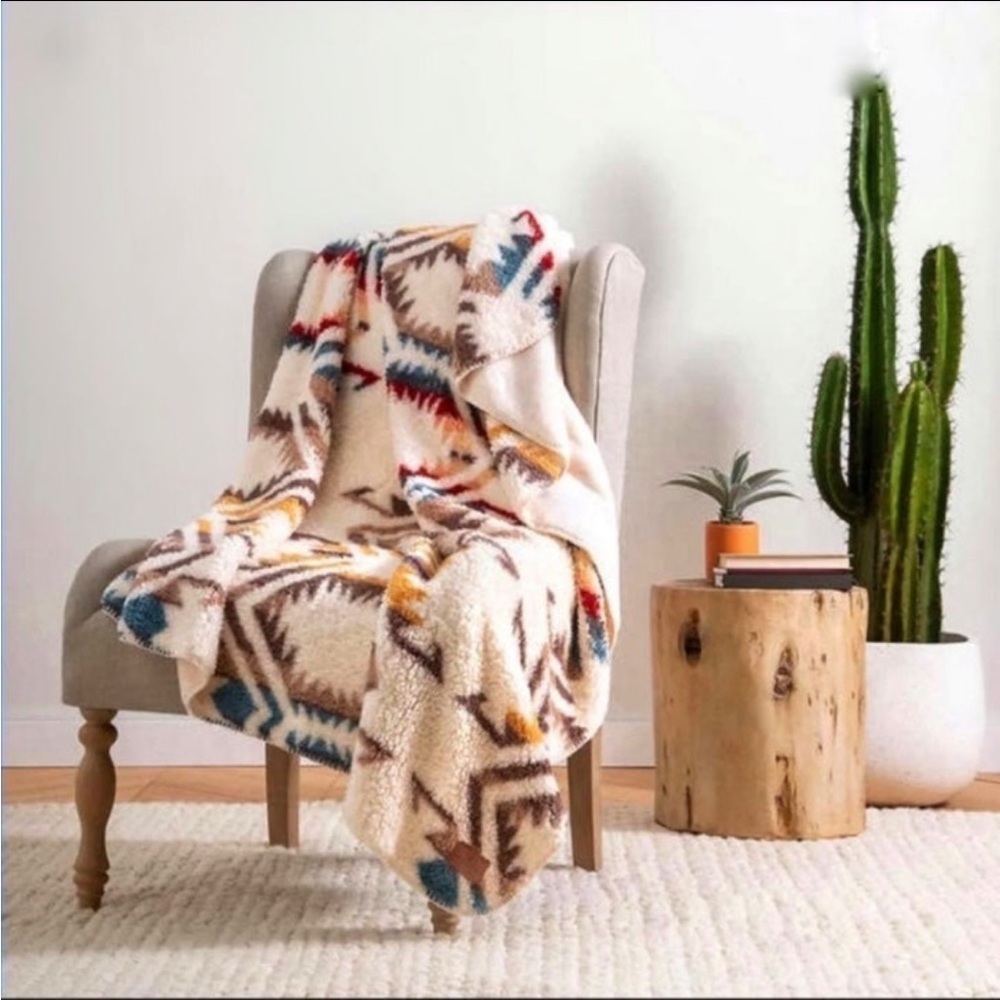 NEW!!  Pendleton White Sands Aztec Sherpa throw blanket